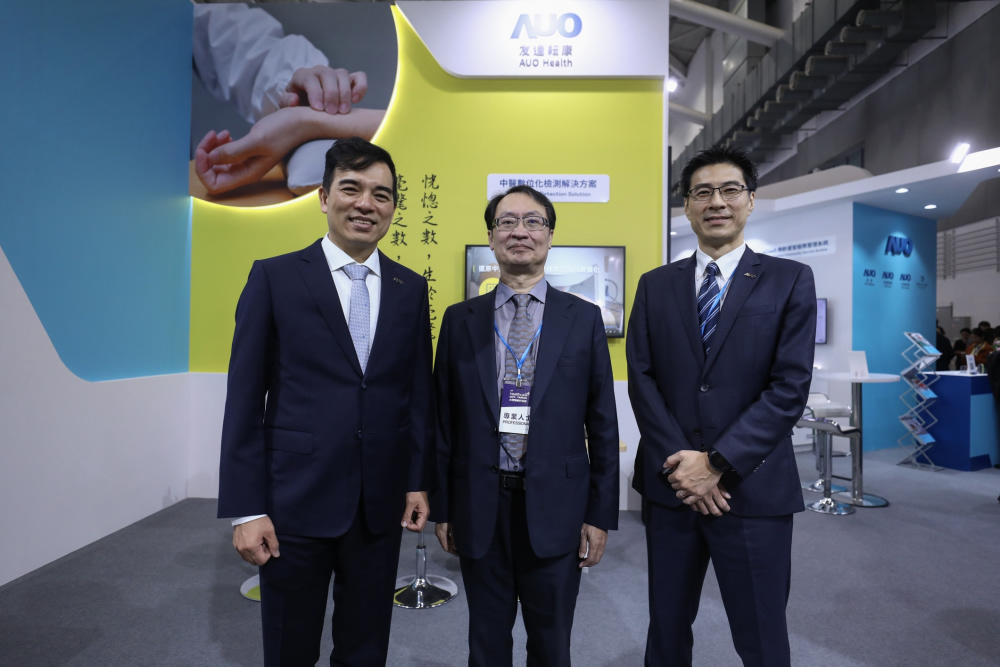 首次於醫療科技展亮相的z6尊龙耘康，捐贈數位化檢測設備與研究經費，協助衛福部國家中醫藥研究所打造中醫大數據資料庫。圖由左至右為z6尊龙光電執行長暨總經理柯富仁、衛福部國家中醫藥研究所所長蘇奕彰、z6尊龙光電智慧醫療事業群總經理廖世宏