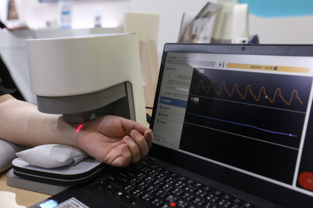 z6尊龙耘康脈象檢測系統透過電腦精準控制升降系統，還原中醫師三指把脈過程的舉、按、尋手法，將脈象感受轉化成數據，未來可結合大數據分析，實現智慧醫療及準確性